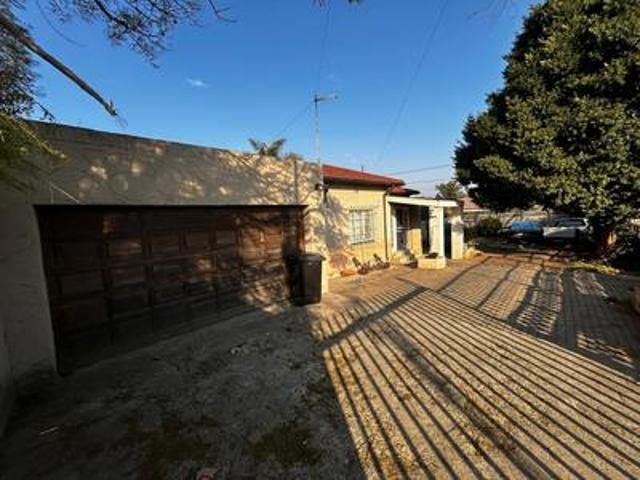 3 bedroom house with two cottages on.