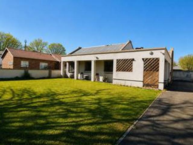 3 bedroom house with a flat