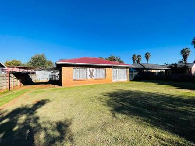 3 bedroom house with a flatlet on th.