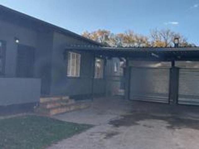 3 bedroom house with a pool and gard.