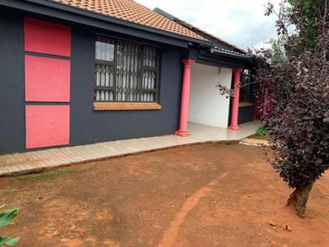 3 bedroom house with a pool on the.