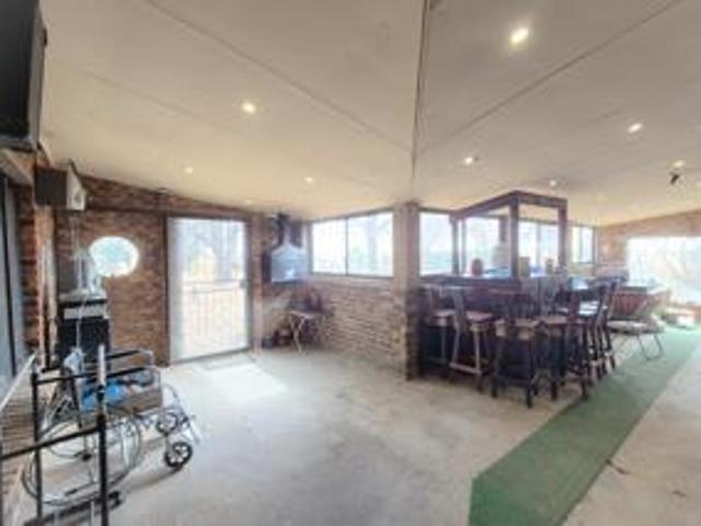 3 bedroom house with four x two bedr.