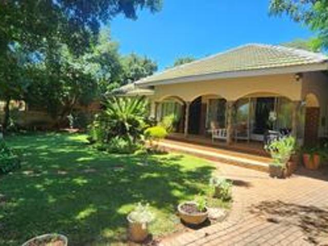 3 bedroom house with flat on the mar.