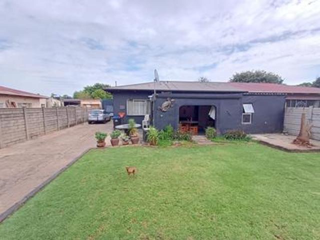 3 bedroom house with flat on the mar.