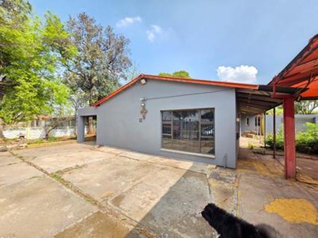 3 bedroom house with flat in kookrus.