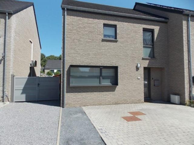 3 bedroom house with garden and parking
