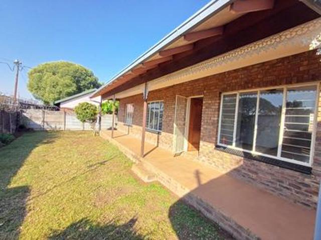 3 bedroom house with pool on the mar.