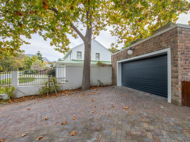 3 Bedroom House To Let in Constantia