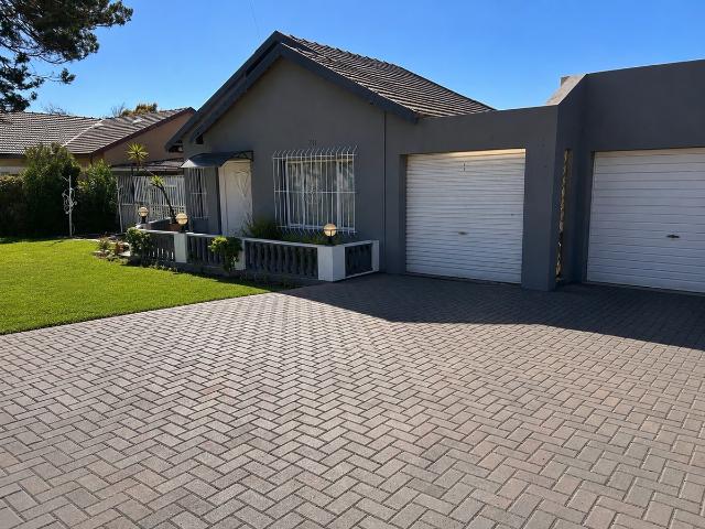 3 Bedroom House To Let in Florida Lake