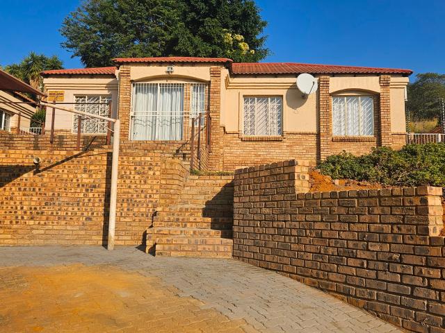 3 Bedroom House To Let in Safari Gardens