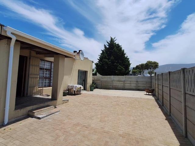 3 Bedroom House To Let in Sandbaai