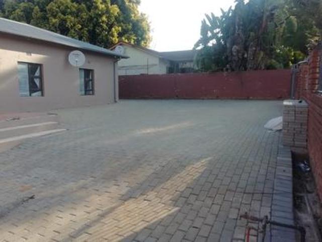 3 bedroom house to let yard share