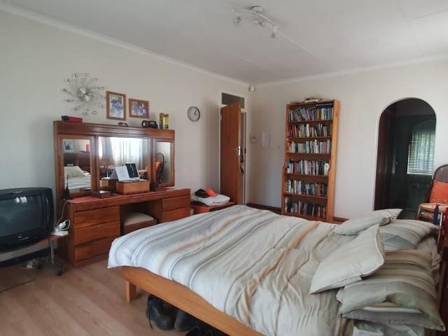 3 Bedroom House To Rent in Waterkloof Glen