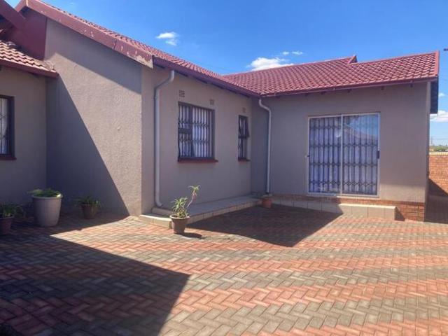3 Bedroom House to Rent in Bram Fischerville
