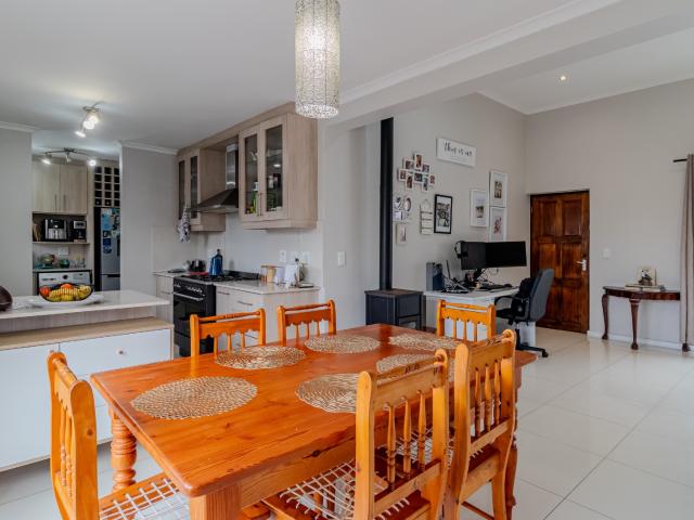 3 Bedroom House To Rent in Burgundy Estate