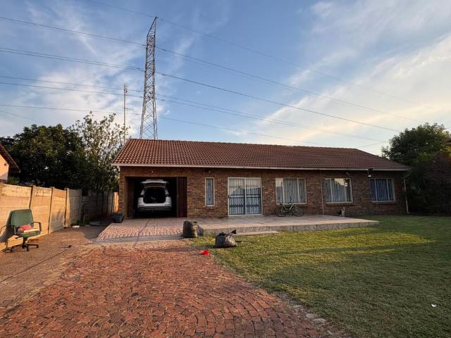 3 Bedroom house to rent in Chantelle, Akasia