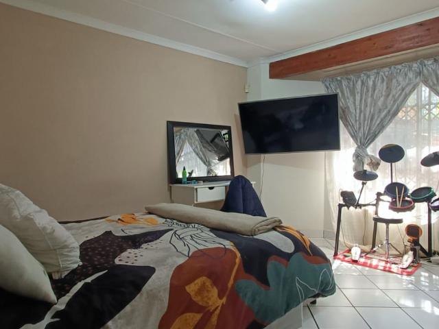 3 Bedroom House To Rent in Faerie Glen