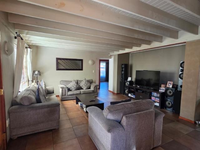 3 Bedroom House To Rent in Glen Marais