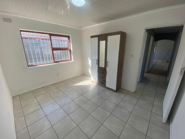 3 Bedroom House To Rent in Grassy Park