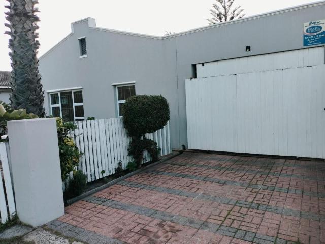 3 Bedroom house to rent in Grassy Park, Cape Town