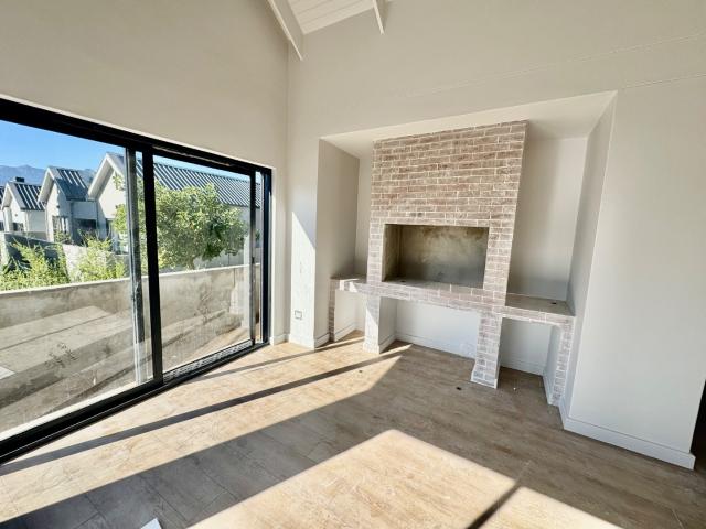 3 Bedroom House To Rent in Longlands Estate