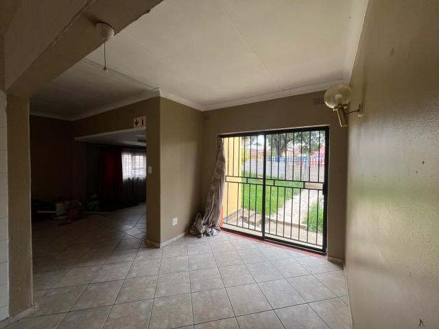 3 Bedroom House To Rent in Moffat View