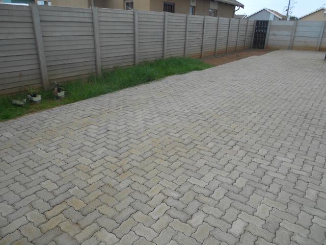 3 Bedroom House To Rent in Sky City