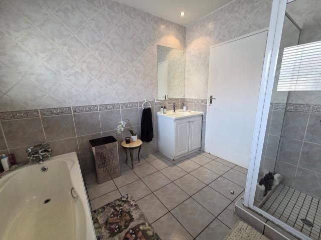 3 Bedroom House To Rent in Silver Lakes Golf Estate