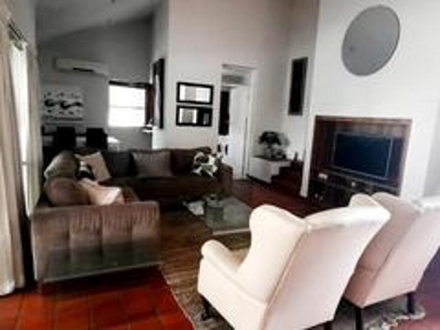 3 bedroom house to rent in small clu.