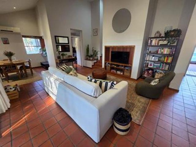 3 bedroom house to rent in small clu.