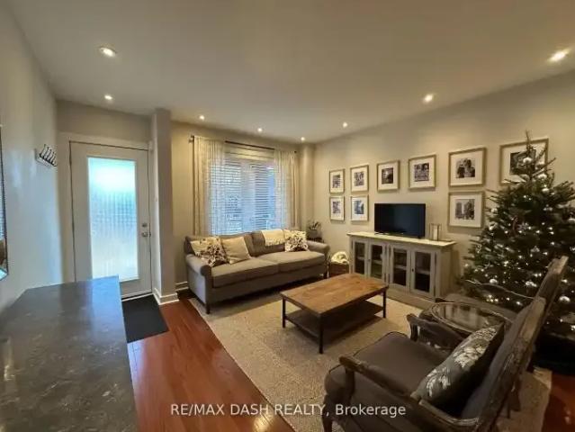 3 Bedroom House Toronto ON 102715393