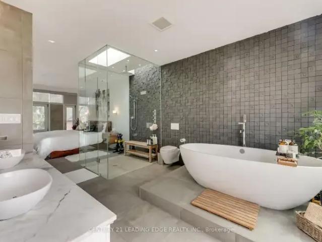 3 Bedroom House Toronto ON 102052444
