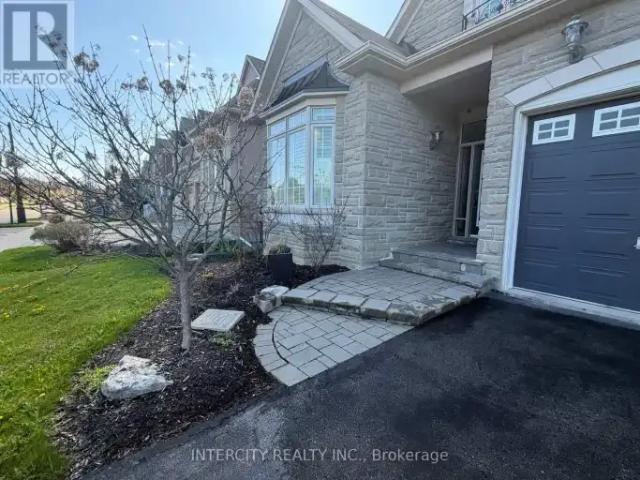 3 Bedroom House Vaughan ON 102434522