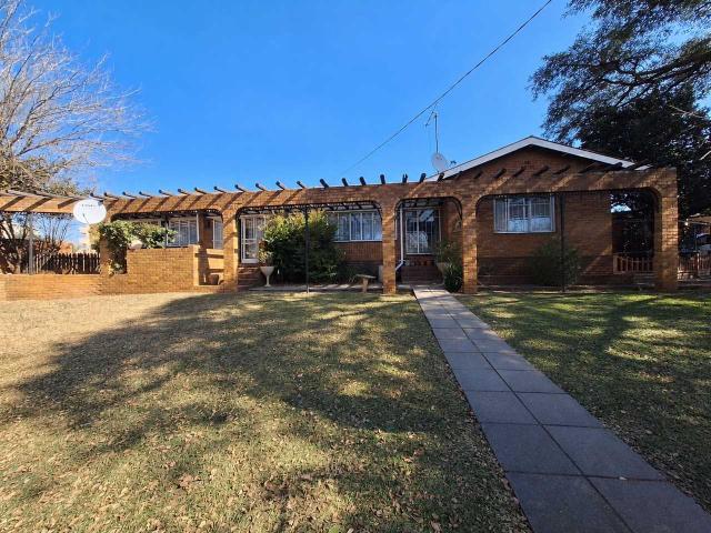 3 BEDROOM HOME, 1 FLATLET, & POOL IN WEST PARK, PRETORIA