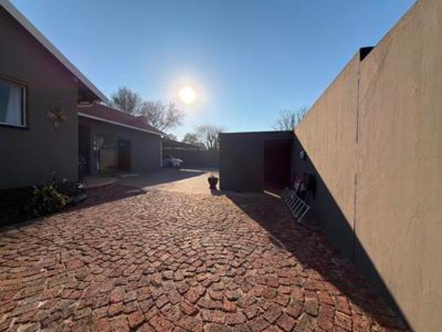 3 bedroom home to rent in sunward park