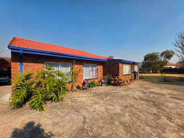 3 bedroom home with a flat in meyert.