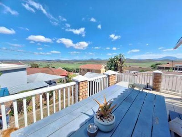 3 bedroom home with flatlet and moun.