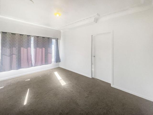 3 bedroom home with parking for 3 4 cars for rent in Manurewa!