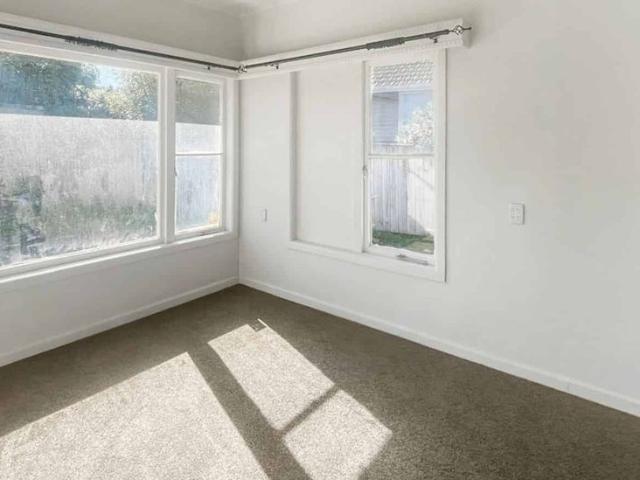 3 bedroom home with parking for 3 4 cars for rent in Manurewa!