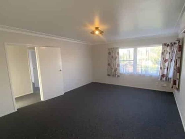 3 bedroom home with parking for 5 6 cars for rent in Manurewa!