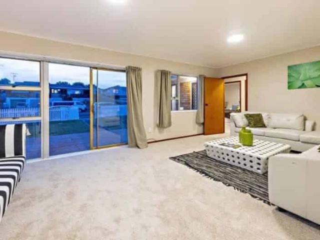 3 bedroom home with parking for 5 6 cars for rent in Papatoetoe!