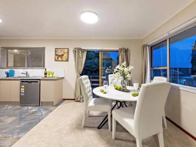 3 bedroom home with parking for 5 6 cars for rent in Papatoetoe!