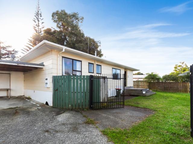 3 bedroom home in Clendon Park!