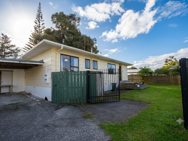 3 bedroom home in Clendon Park!