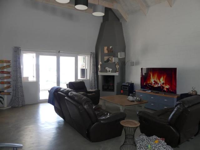 3 Bedroom home located within short walking distance to the Golden Mile Beach