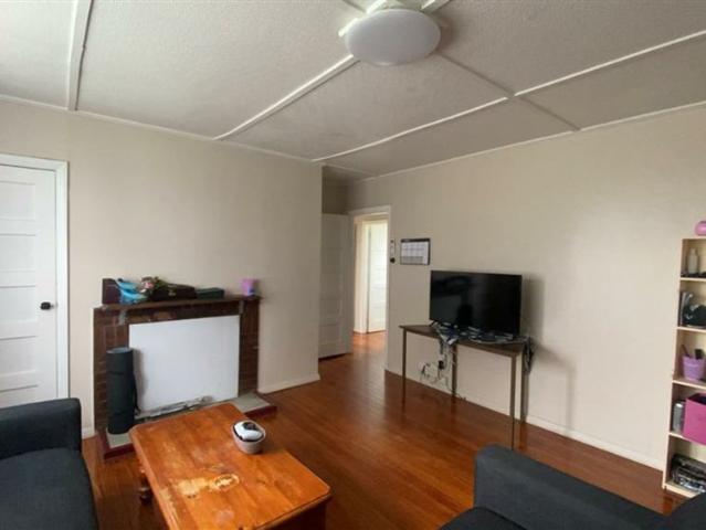 3 Bedroom Home Quiet West Side Location
