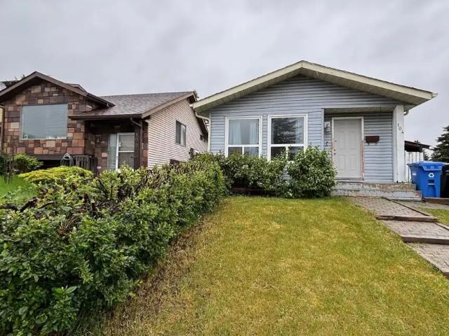3‑Bedroom Main floor home – Separate Laundry, Parking, Pet Friendly – Available
