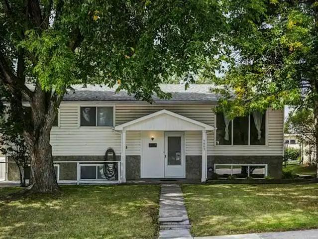 3 Bedroom main floor of quiet bungalow in family friendly DALHOUSIE community