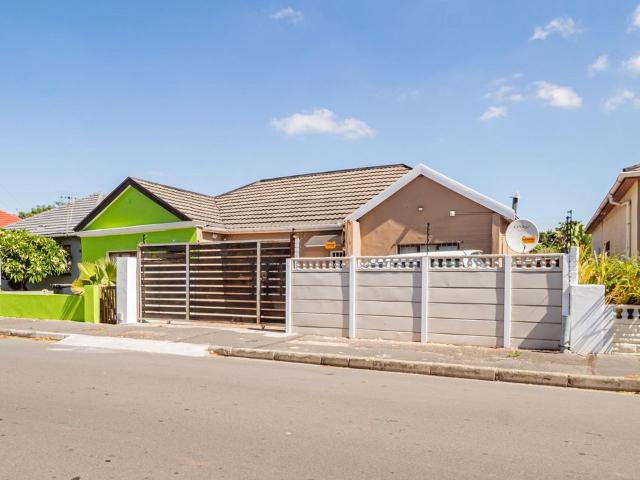 3 Bedroom semi detached for sale in Vasco Estate, Goodwood