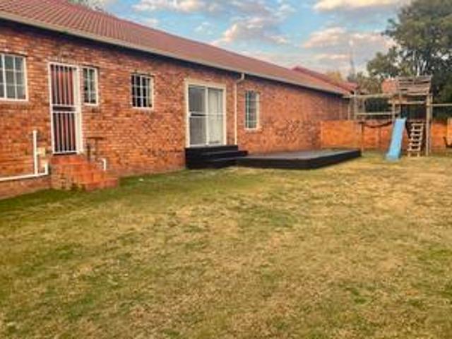 3 bedroom simplex to let – celtis gardens